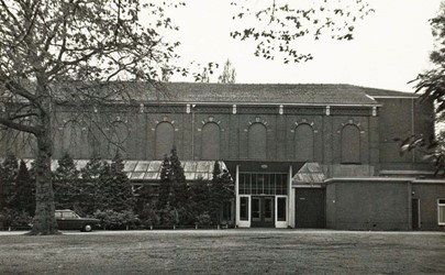 <p>Foto van de achterzijde van de Buitensociëteit voor de bouw van de Hanzehof uit ca. 1970 (RAZ beeldbank). </p>
